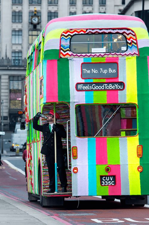 山城流动的风景线 当公交车穿上“性感可爱”的新衣